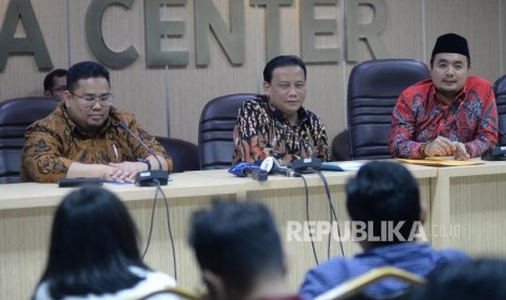 Ketua Bawaslu Abhan (tengah) bersama Anggota Bawaslu Mohammad Afifuddin (kiri) dan Rahmat Bagja memberikan keterangan terkait hasil pengawasan pendaftaran pengajuan daftar calon anggota DPR/DPRD Provinsi dan DPRD Kabupaten/Kota di Kantor Bawaslu, Jakarta, Rabu (18/7).