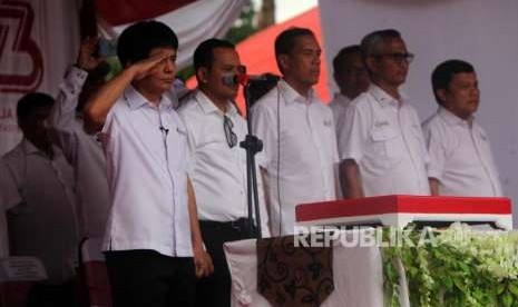 Direktur Utama PT Pupuk Indonesia Aas Asikin Idat memimpin upacara bendera di Lapangan Aji Kuning, Pulau Sebatik, Kalimantan Utara, Jumat (17/8).