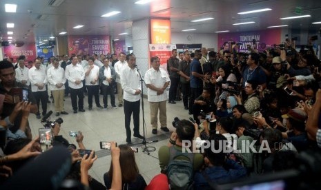 Presiden Joko Widodo  dan Ketua Umum Partai Gerindra Prabowo Subianto memberikan keterangan kepada wartawan di Stasiun MRT Senayan, Jakarta, Sabtu (13/7).