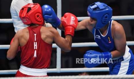 Petinju Indonesia  Huswatun Hasaanah (biru) bertanding melawan petinju  Thailand Sudaporn Seesondee (Merah) pada babak  Semifinal cabang tinju kelas terbang ringan putri (60 kg) Asian Games 2018 di JIEXPO Kemayoran Jakarta,  Jumat (31/8).