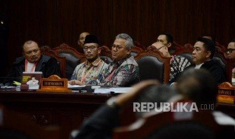 Ketua KPU selaku termohon Arief Budiman saat mengikuti sidang perdana Perselisihan Hasil Pemilihan Umum (PHPU) Pemilihan Presiden (Pilpres) 2019 di Gedung Mahkamah Konstitusi, Jakarta, Jumat (14/6).