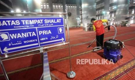 Petugas membersihkan karpet masjid di Masjid Istiqlal, Jakarta, (ilustrasi).