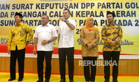 Bakal Calon Kepala Daerah Golkar. Calon Wagub jabar Dedi Muyadi, Pasangan Cagub dan Cawagub SumutEdy Rahmayadi-Musa Rajeck Shah, dan Pasangan Cagub dan Cawagub Jawa Timur Khofifah Indar Parawansa-Emil Dardak bersiap menerima SK dari Ketua Umum Partai Golkar Airlangga Hartarto di DPP Partai Golkar, Jakarta, Jumat (5/1).