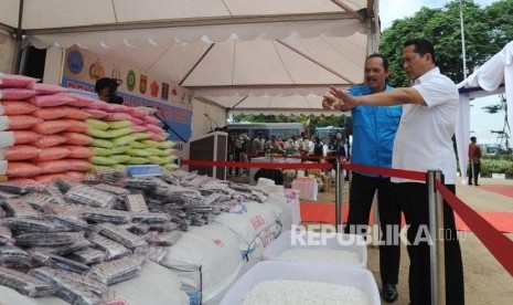 Deputi pemberantasan BNN Irjen Pol Arman Depari dan Kepala BNN RI Budi Waseso sedang melihat barang bukti narkotika yang akan dimusnahkan  di  kawasan Bandara Soekarno Hatta, Tangerang, Banten, Kamis (28/12).