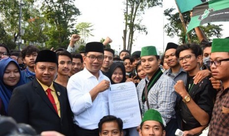  Gubernur Jawa Barat Ridwan Kamil menemui mahasiswa yang tergabung dalam Himpunan Mahasiswa Islam (HMI) di depan Gedung Sate, Kota Bandung, Selasa (1/10). 