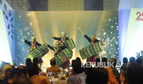 Penari membawakan tarian Gendang Beleq saat pembukaan Anugerah Syariah Republika (ASR) 2017 di Jakarta, Rabu (6/12) malam. 