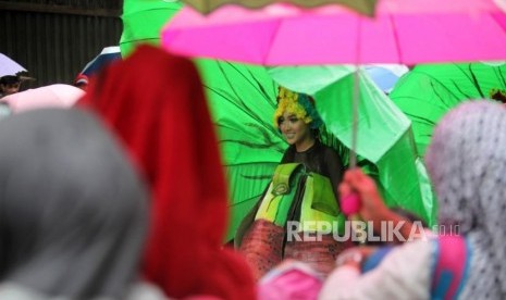 Warga menyaksikan kesenian tradisional saat mengikuti Bogor Street Festival Cap Go Meh (CGM) di Jalan Suryakencana, Bogor, Jawa Barat.