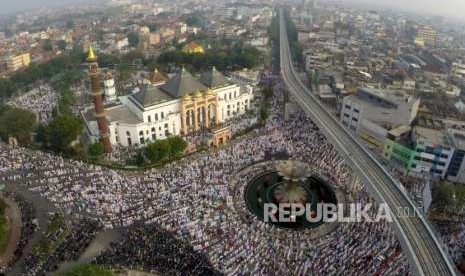 Shalat Idul Adha Palembang. Foto aerial saat warga menunaikan shalat Iedul Adha di Masjid Agung Sultan Mahmud Badaruddin, Palembang, Rabu (22/8).