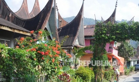  Aktivitas warga sedang memberishkan pekarangan rumah di kawasan seribu rumah gadang, Solok Selatan, Suamtera Barat, Sabtu  (10/2).