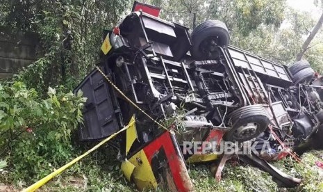 Bangkai Bus Bima Suci Nopol A 7530 CS jurusan Bandung-Merak, yang jatuh ke jurang di Tol Cipularang KM 70+400,Purwakarta, Senin (28/1).