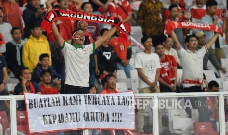 Suporter timnas Indonesia saat pertandingan melawan Thailand dalam Kualifikasi babak kedua Piala Dunia 2022 zona Asia di Stadion Gelora Bung Karno, Senayan, Jakarta, Selasa (10/9).