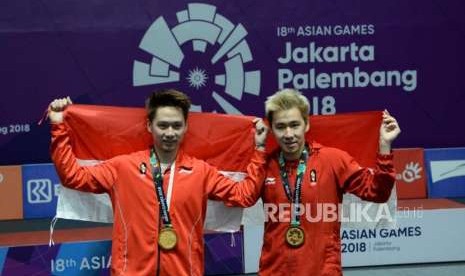  Pebulu tangkis Indonesia   Kevin  Sanjaya dan Marcus Fernaldi berfoto bersama usai prosesi penyerahan medali  pertandingan final cabang bulu tangkis nomor ganda  putra Asian Games 2018 di Istora Senayan, Jakarta, Selasa (28/8).