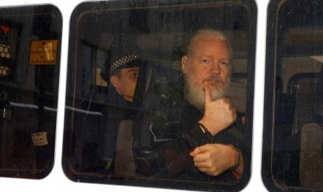 Pendiri Wikileaks tiba di Westminster Magistrates' Court di London, Inggris setelah ditahan Metropolitan Police, Kamis (11/4).