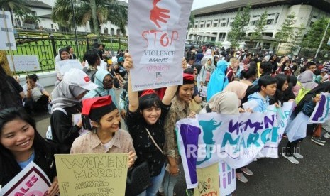 Ratusan massa dari berbagai elemen dan organisasi perempuan menggelar aksi Parade Perempuan memperingati Hari perempuan Internasional 2018 di depan Gedung Sate, Kota Bandung, Ahad (4/3). (Ilustrasi)