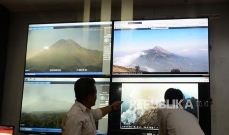 Pemantauan Gunung Merapi. Petugas BPPTKG Gunung Merapi memantau aktivitas Gunung Merapi, Yogyakarta, Senin (1/7/2019).