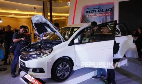 Peluncuran New Honda Civic dan New Honda Mobilio. Jurnalis mengabadikan New Honda Mobilio pada acara peluncurannya di Jakarta, Kamis (21/2).