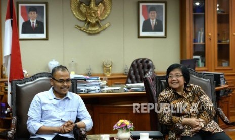 Menteri Kehutanan dan Lingkungan Hidup Siti Nurbaya Bakar (kanan) berdiskusi bersama Pemred Harian Republika Irfan Djunaidi saat bertemu di Kementerian Kehutanan dan Lingkungan Hidup, Jakarta, Jumat (12/1).