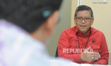 Kunjungan PDIP. Sekertaris Jendral PDIP Hasto Kristiyanto memberikan penjelasan saat melakukan kunjungan ke kantor Harian Republika, Jakarta, Senin (8/1).