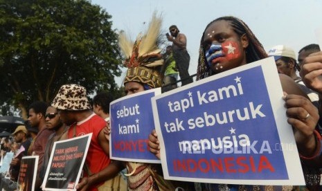 Sejumlah massa Aksi Kamisan dan Mahasiswa Papua Anti Rasisme, Kapitalisme, Kolonialisme dan Militerisme menggelar unjuk rasa di Jalan Merdeka Utara, Jakarta, Kamis (22/8).