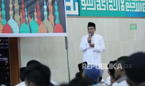 Dirut Biofarma Rahman Roestan memberikan sambutan pada acara Biofarma Peduli Berbagi Kebahagiaan Ramadhan di Masjid An-Nuur Bio Farma, Kota Bandung, Kamis (31/5).