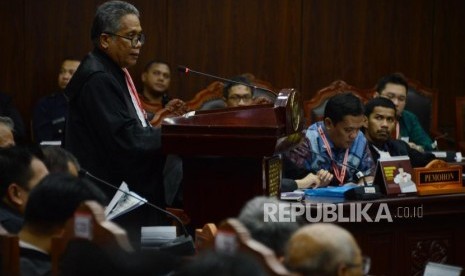 Tim Kuasa Hukum Joko Widodo-Ma'ruf Amin, Luhut Pangaribuan memberikan keterangan saat sidang lanjutan Perselisihan Hasil Pemilihan Umum (PHPU) Pemilihan Presiden (Pilpres) 2019 di Gedung Mahkamah Konstitusi, Jakarta, Selasa (18/6).