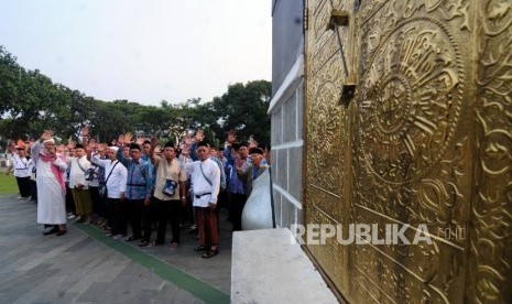 Manfaatkan Penundaan Haji untuk Maksimalkan Manasik. Sejumlah calon jamaah haji melaksanakan latihan manasik haji di Asrama Haji Pondok Gede, Jakarta.