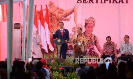 Penyerahan Sertipikat Tanah. Presiden Joko Widodo memberikan sambutan usai menyerahkan Sertipikat Tanah Untuk Rakyat di Samarinda, Kalimantan Timur, Kamis (25/10).