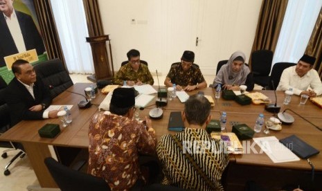 Rapat Pengurus DMI. Wakil Ketua Umum Dewan Masjid Indonesia (DMI) Komjen Pol Syafruddin (tengah) saat memimpin rapat di kantor pusat DMI di Jakarta Pusat, Rabu (10/7).