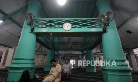 Sejumlah umat Muslim melaksanakan ibadah Shalat Dzuhur di Masjid Jami Al Mansur, Tambora, Jakarta Barat, Senin (18/12).