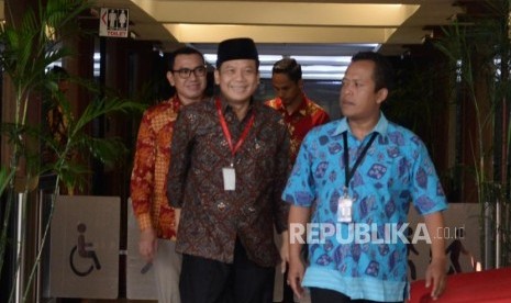 Wakil Ketua DPR RI, Taufik Kurniawan bersiap menjalani pemeriksaan seusai salat jumat di Komisi Pemberantasan Korupsi (KPK), Jakarta, Jumat (11/2).