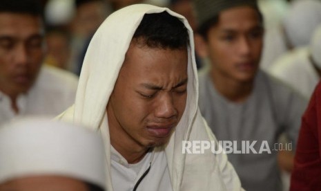 Jamaah  menangis saat mengikuti Dzikir Nasional di Masjid At-tin   Jakarta, Senin (31/12).