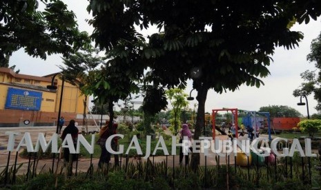 Taman Gajah Tunggal. Warga bermain di Taman Gajah Tunggal, Cikokol, Tangerang, Selasa (14/11).