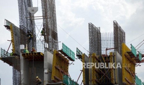 Anggaran Proyek Infrastruktur. Pekerja menyelesaikan proyek rumah susun di Jakarta, Kamis (23/11).