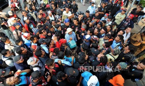 Demo Buruh. Sejumlah massa yang tergabung dalam koalisi buruh melakukan unjuk rasa di depan Balai Kota DKI Jakarta, Selasa (31/10).