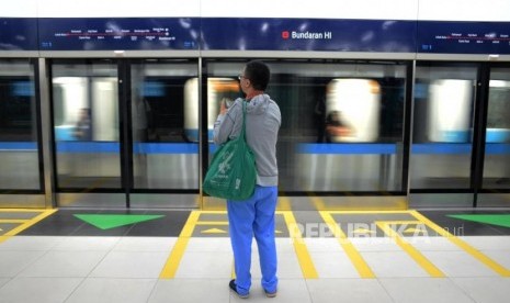 Warga saat menunggui kereta MRT di Stasiun Bundaran HI, Jakarta, Senin (25/3).