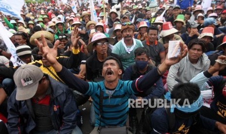 Ribuan nelayan yang tergabung dalam Aliansi Nelayan Indonesia (ANNI) melakukan aksi unjuk rasa di depan Gedung Istana Kepresidenan, Jakarta, Rabu (17/1).