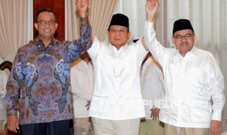 Deklarasi Calon Gubernur Jawa Tengah Partai Gerindra. Gubernur DKI Jakarta Anies Baswedan bersama Ketua Umum Partai Gerindra Prabowo Subianto dan Calon Gubernur Jawa Tengah dari Partai Gerindra Sudirman Said (dari kiri) saat menghadiri deklarasi calon Gubernur Jawa Tengah dari Partai Gerindra di kediaman Prabowo, Kebayoran Baru, Jakarta, Rabu (13/12).