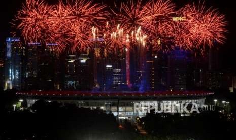 Suasana Stadion Gelora Bung Karno saat dinyalakan kembang api pada pembukaan Asian Games 2018 di Jakarta, Sabtu (18/8).