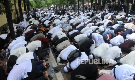 Massa   HTI melakukan sujud  usai mengikuti  sidang pembacaan putusan gugatan Hizbut Tahrir Indonesia (HTI) di Pengadilan Tata Usaha Negara (PTUN), Jakarta, Senin (7/5).