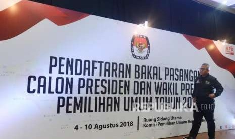 Ketua KPU Arief Budiman meninjau hari pertama pendaftaran bakal calon presiden dan wakil presiden pada Pemilu Presiden (Pilpres) 2019 di Kantor KPU, Jakarta, Sabtu (4/8).