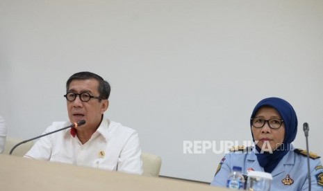 Evaluasi Kasus Lapas Sukamiskin. Menteri Hukum dan HAM Yasonna Laoly memberikan konferensi pers di Kemekumham, Jakarta, Senin (23/7).