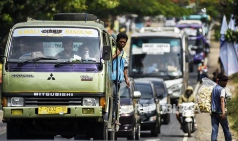 Antrean kendaraan pemudik dan warga di ruas jalan Limbangan, Kabupaten Garut, Ahad (2/6).