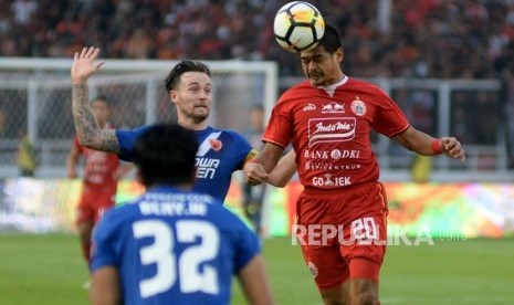 Penyerang Persija Jakarta Bambang Pamungkas (kanan).