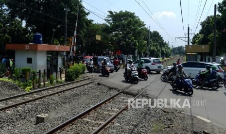 Sejumlah kendaraan melintas di perlintasan sebidang KRL di kawasan Lenteng Agung, Jakarta, Kamis (4/4).