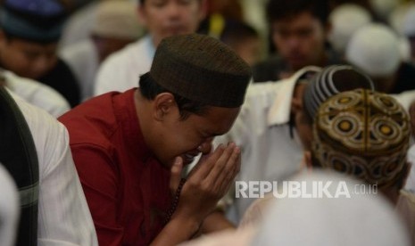 Jamaah  menangis saat mengikuti Dzikir Nasional di Masjid At-tin   Jakarta, Senin (31/12).