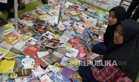 Pameran Buku Islam Jogja. Pengunjung memilih buku saat Islamic Book Fair (IBF) 2019 di GOR UNY, Yogyakarta, Jumat (2/8/2019).