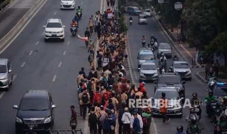 Massa aksi pelajar STM memenuhi kawasan Flyover Slipi, Jakarta, Rabu (25/9/2019).