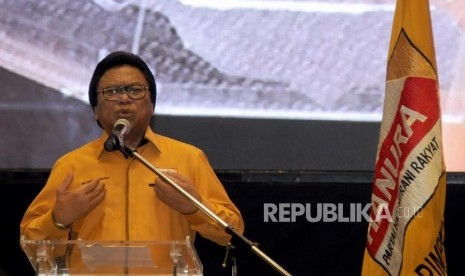 Ketua Umum Partai Hanura Oesman Sapta Odang memberikan sambutan saat syukuran lolosnya Partai Hanura verifikasi pada Pemilihan Umum (Pemilu) 2019 di kawasan Kuningan, Jakarta, Kamis (22/2).