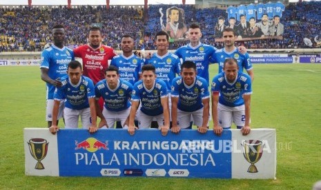 Tim Persib Bandung menjelang pertandingan leg kedua Piala Indonesia babak 32 besar antara Persib Bandung melawan Persiwa Wamena di Stadion si Jalak Harupat, Soreang, Senin (11/2).