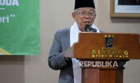 Cawapres nomor urut 01 Ma'ruf Amin memberikan sambutan saat menghadiri penutupan Rapat Pimpinan Nasional (Rapimnas) Pimpinan Pusat Ikatan Pelajar Putri Nahdlatul Ulama (PP IPPNU) di Jakarta, Ahad (7/10).